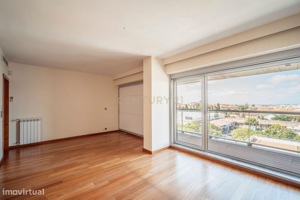 T5+1 Duplex em Linda-a-Velha com 291 m² úteis, 5 estacionamentos e vis