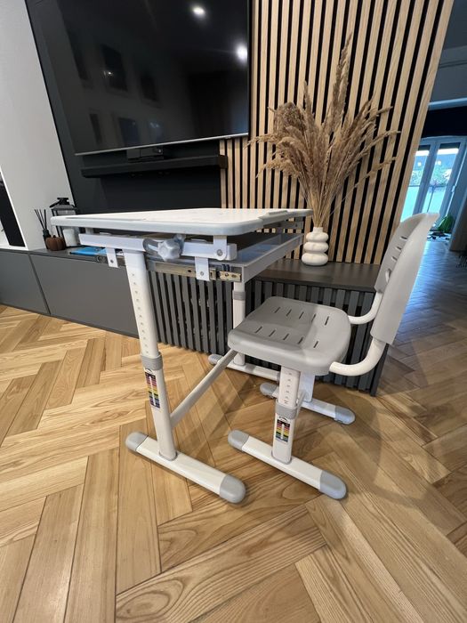 Biurko/stolik dziecięcy + regulowane krzesełko – komplet