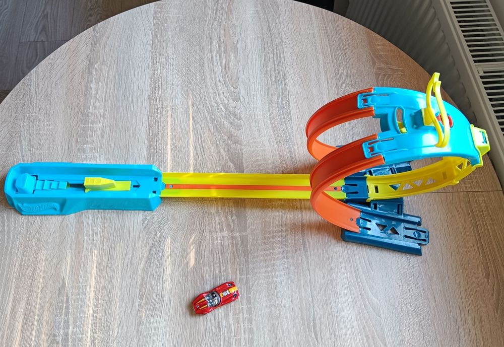 Tor z podwójną pętlą Hot Wheels Track Builder + gratis auto
