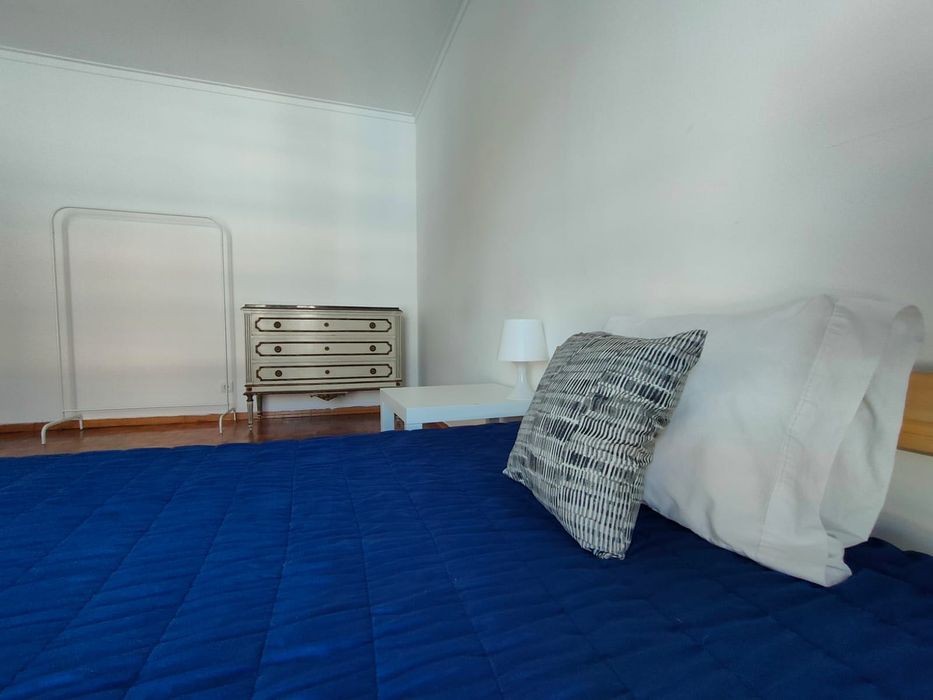 Quarto nas Mercês 5 min pé da estação