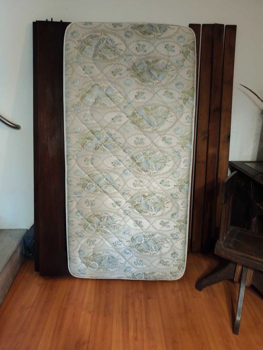 Cama individual antiga com colchão