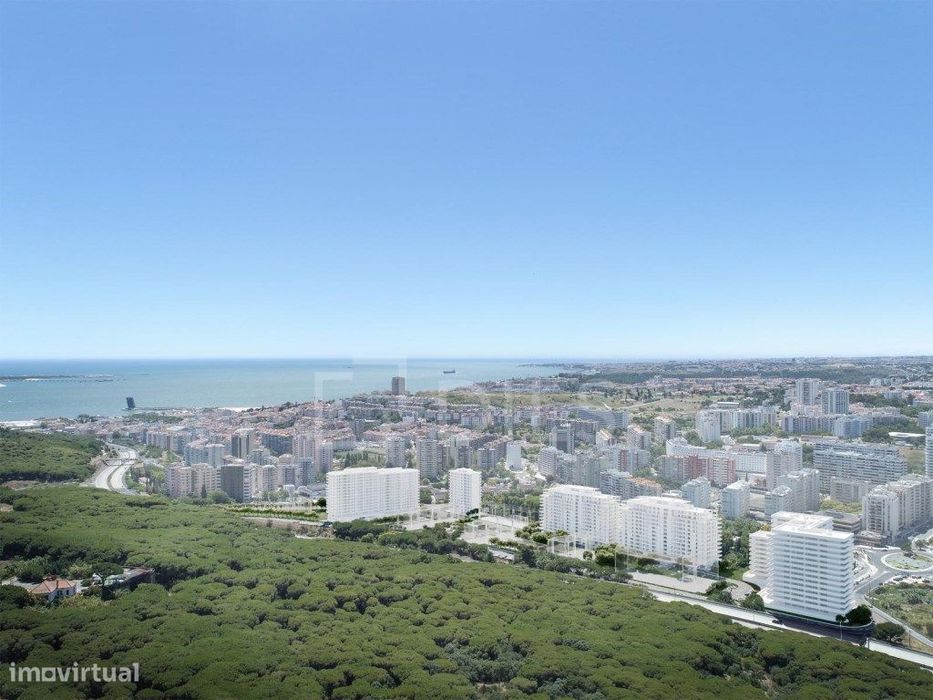 Apartamento T1 com varanda e garagem em Miraflores