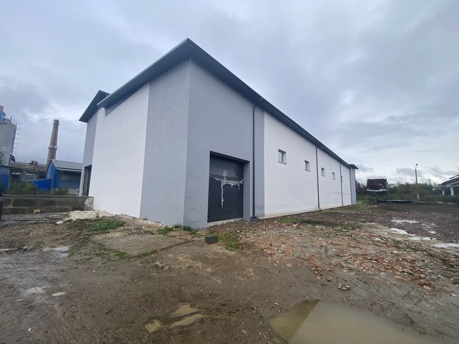 Виробничо-складські приміщення. Окремо стояча споруда з ділянкою.