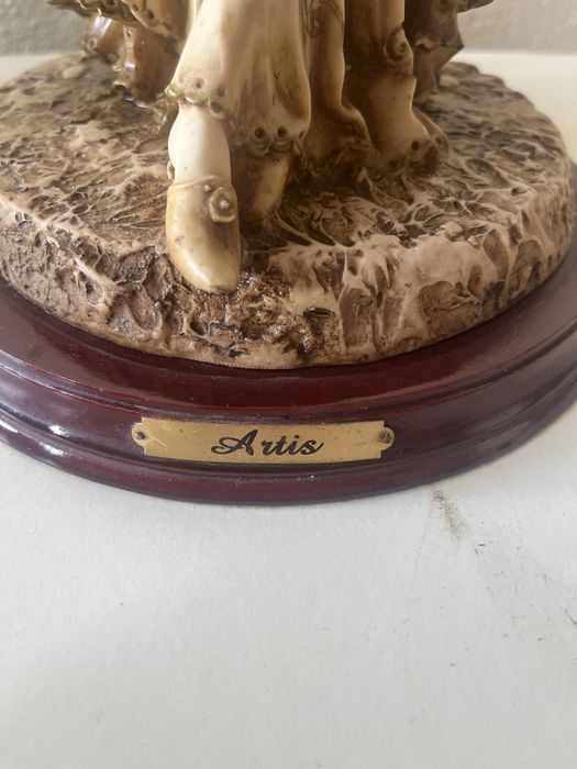 Estatueta marfinite mãe rica