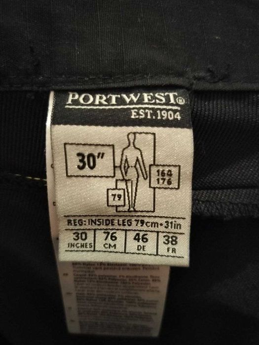 Calças de trabalho Portwest DX440 usadas com joelheiras.