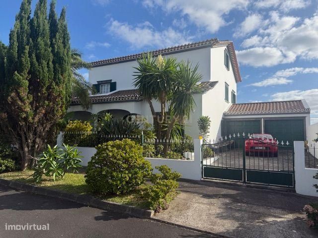 Moradia T5 + Escritório e piscina- Localização Privilegiada Situada na
