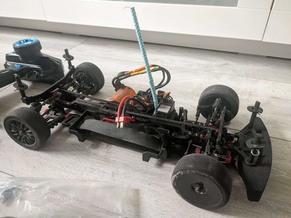Elektryczny model RC torowy 1:10 gotowy do jazdy.