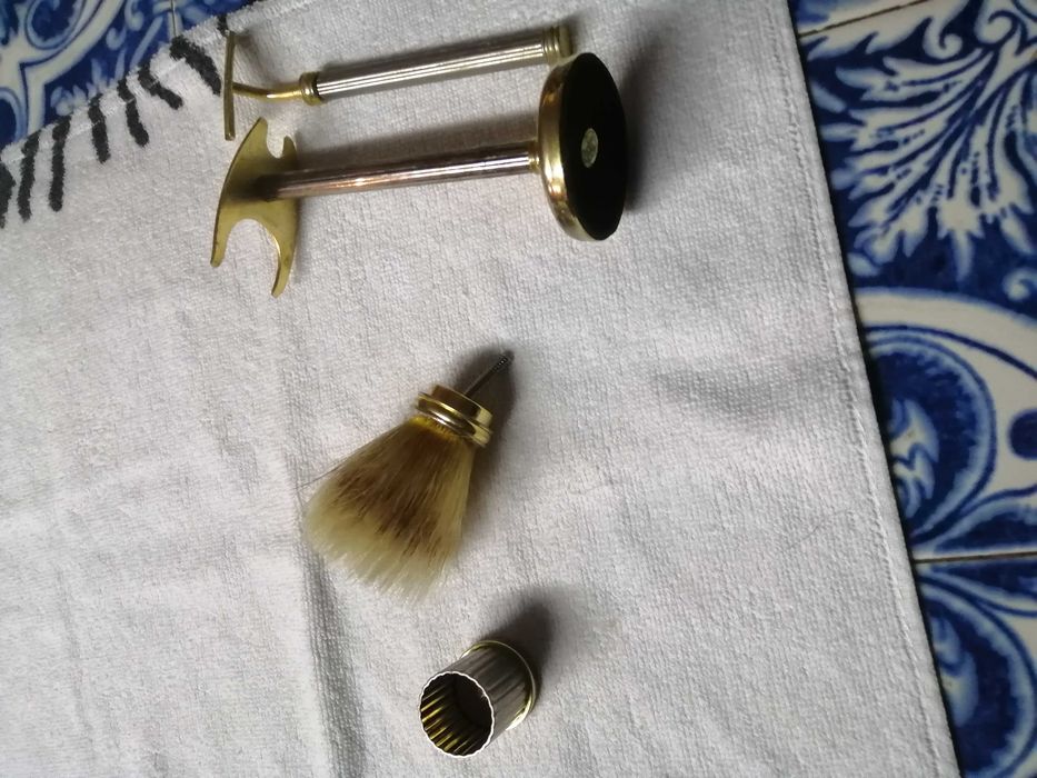 Estojo de barba em metal dourado