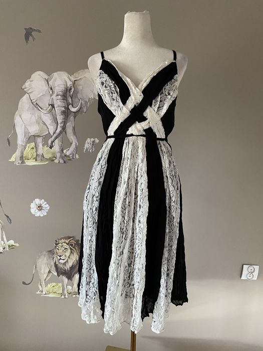 Nowa czarna sukienka z białą koronkową wstawką elegancka