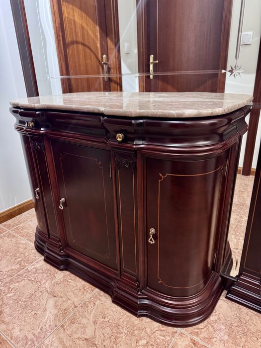 Móvel aparador em madeira maciça com espelho