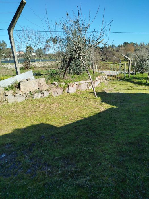 Casa e terreno bem localizado.