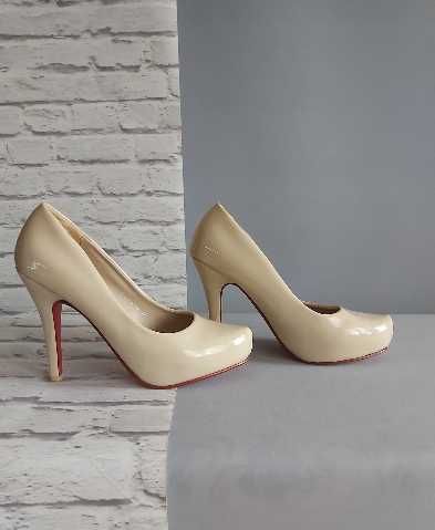 Szpilki beżowe ecru jasny camel 37 czerwona podeszwa