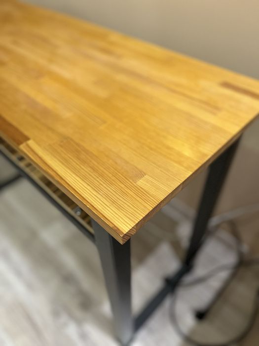 Стіл для роботи за ноутбуком