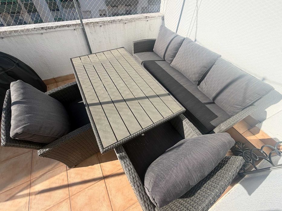 Conjunto de área externa (sofá, 2 cadeiras, mesa)
