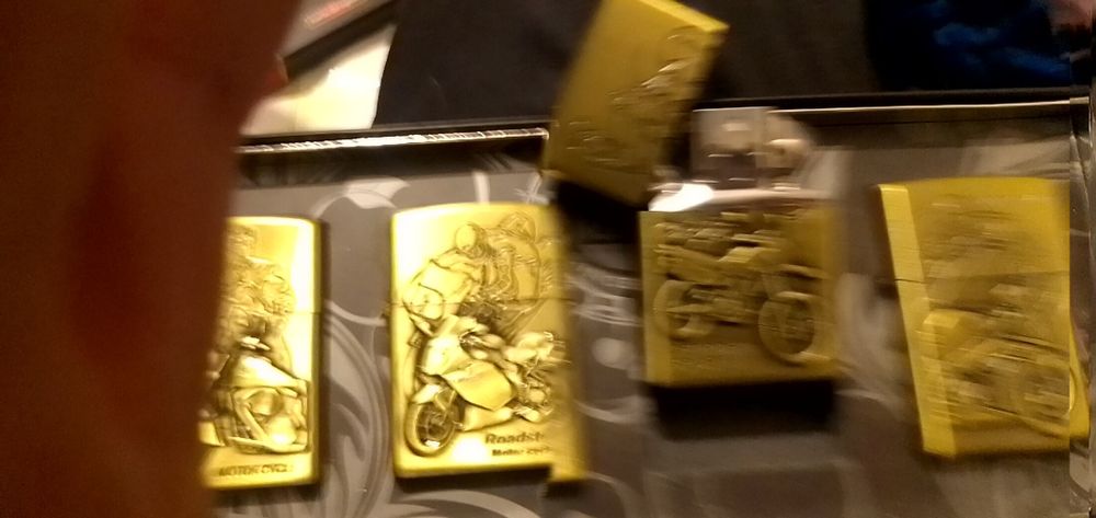 isqueiros tipo Zippo novos e em caixa de 4 unidades