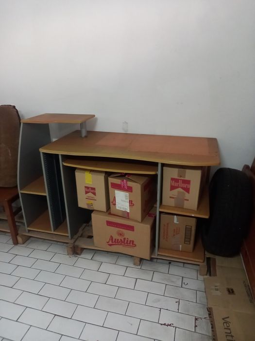 Secretaria para computador e impressora  com espaço para guardar cd's