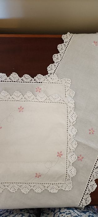 Conjunto de naperons quarto em renda e bordado