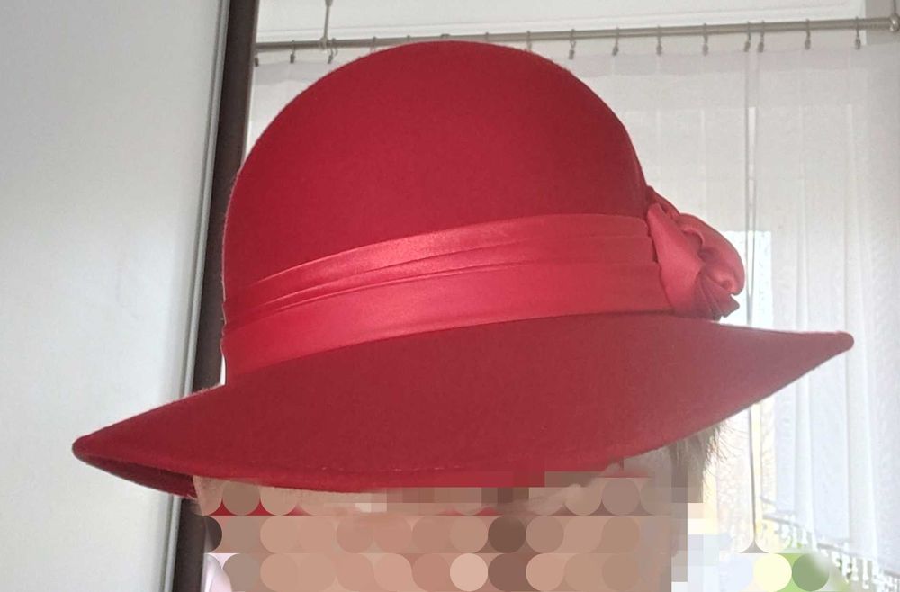 Kapelusz czerwony obwód 56 cm