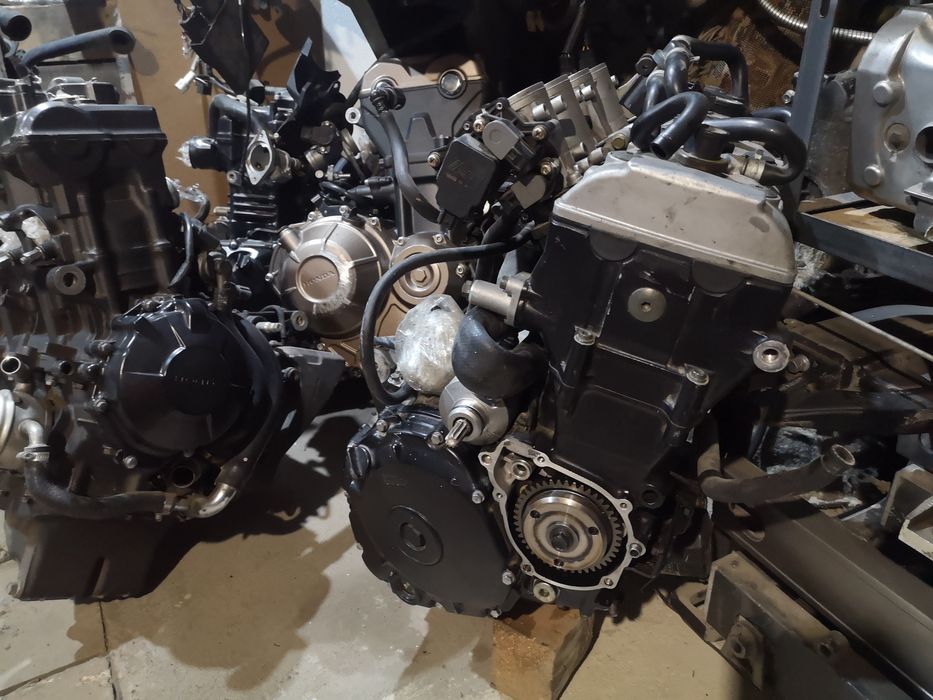 Запчасти Suzuki GSR600. Сидение. Двигатель. Супорта и другое.