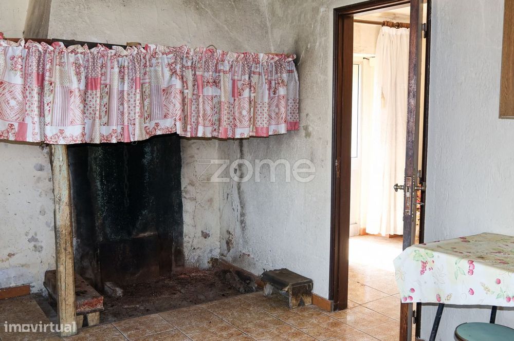 Moradia para Reabilitação com Terreno em Vermoil.