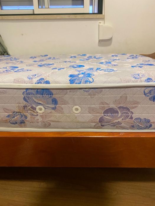 Cama de solteiro com colchão