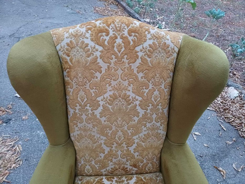 Clássica poltrona de orelhas (wingback) estofada, de molas, de costas altas
