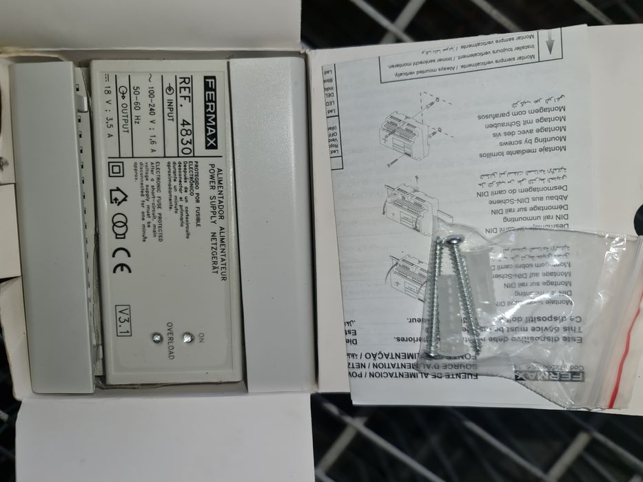 zasilacz Fermax REF. 4830 (model V3.1), przeznaczony głównie do systemów wideodomofonowych tej marki.