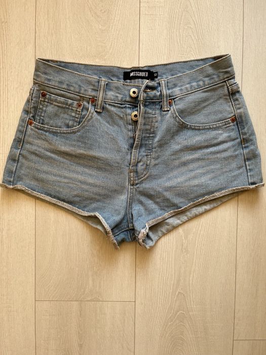Короткі голубі джинсові шорти