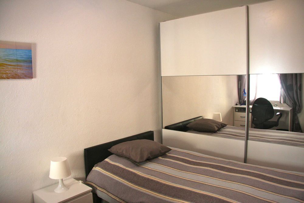 Quarto para estudante ou jovem trabalhador – despesas incluídas, junto a Metro e autocarros