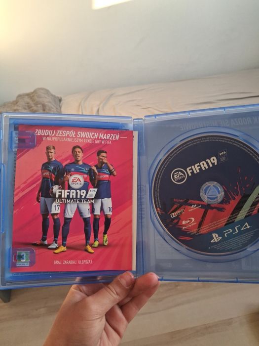 Fifa 19 bardzo fajna gra zdjęcie dodam potem informuje