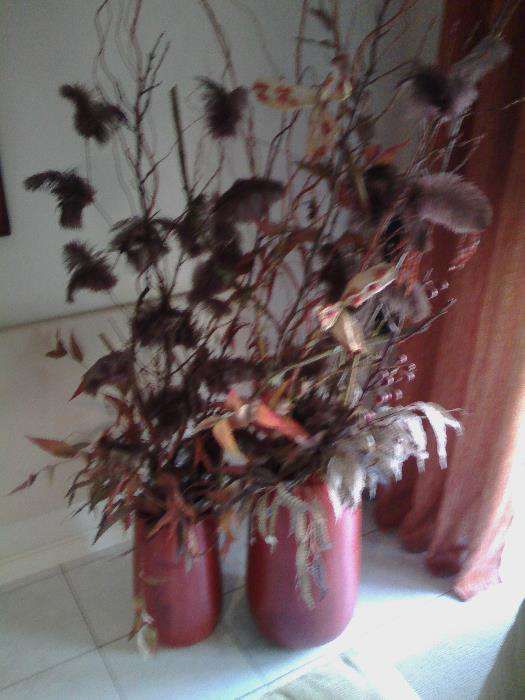 Arranjo floral de interior em dois vasos