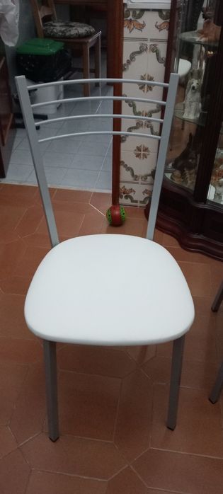 Mesa livro e duas cadeiras