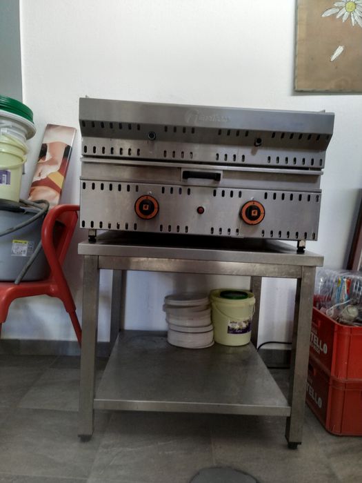 Grelhador usado a gás com bancada