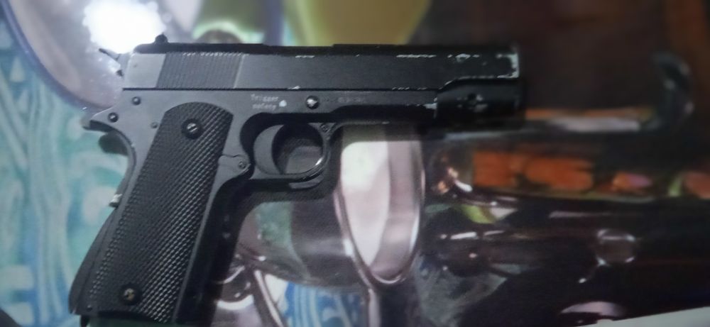 Іграшковий пістолет