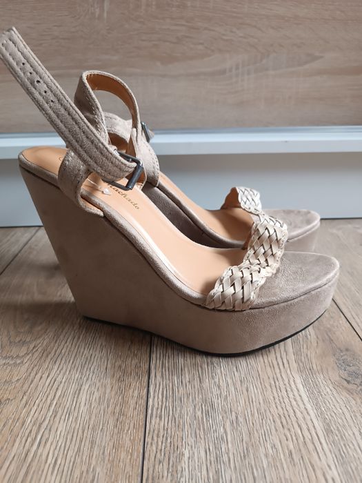 Brązowe wysokie koturny