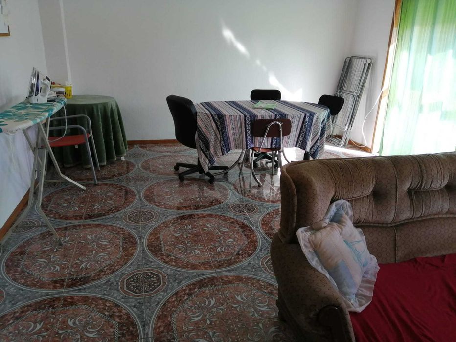 Quarto disponível para menina estudante, em apartamento T4, na urbanização Mantinhas (próximo da UTAD) Vila-Real.
