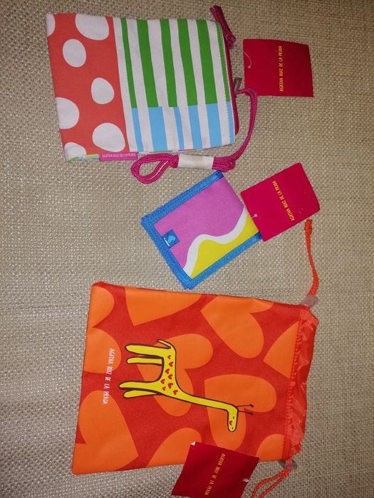 Bolsas e carteira oficiais da Agatha Ruiz de La Prada, c etiqueta