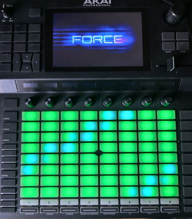 AKAI Force

Stan bdb, mało używany. 
Bardzo dużo opłaconych dodat