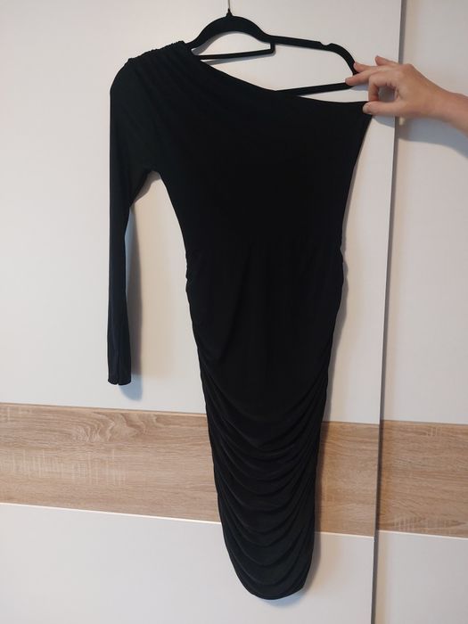 Sukienka czarna marszczoną