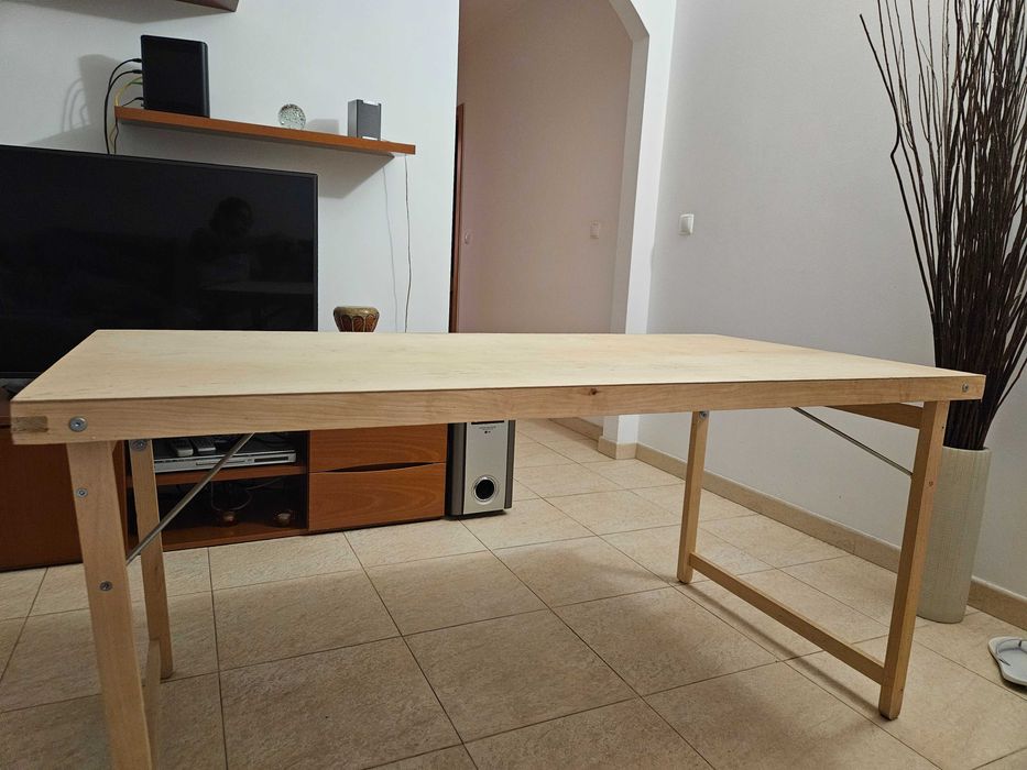 Mesa de madeira usada