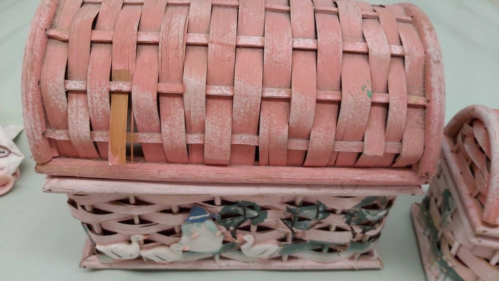 Caixas de arrumação em verga pintadas e forradas