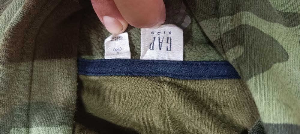 camisola com capuz camuflada da Gap. Tamanho S