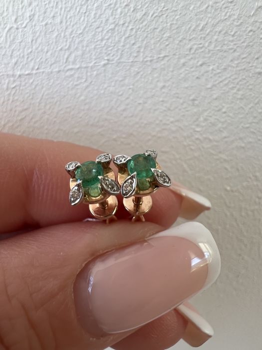 Золотые серьги пусеты с бриллиантами и изумрудами красное золото 585 п