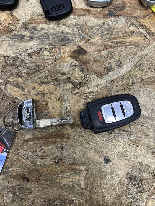 Смар Ключ Audi A4 B8 / A4 / Q5 /A6 C7 / A7 з безключевим та звичайні