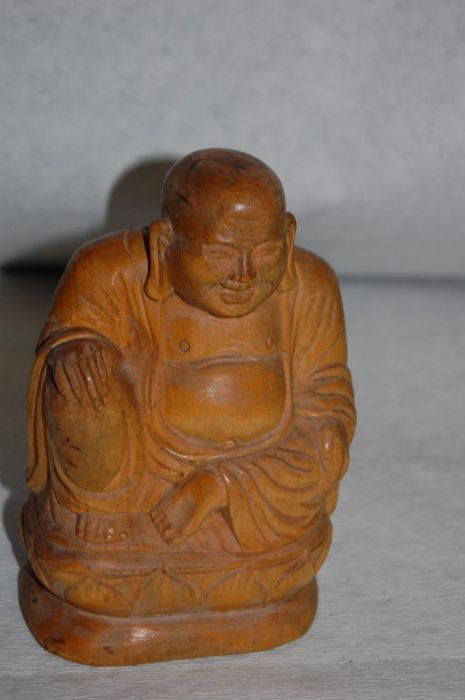 Figurka buddy z drewna , ręcznie wykonana , wys, 15 cm.