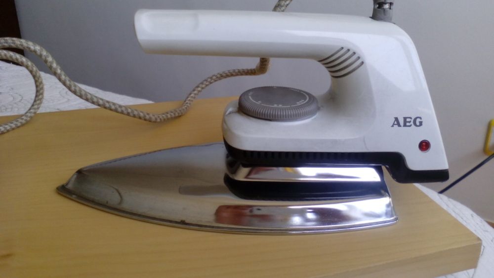 AEG Iron - IN GOOD CONDITION, WORKS!!64740291339394121