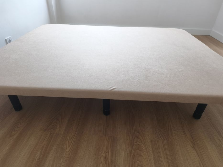 Estrado de cama forrado com pés em aço