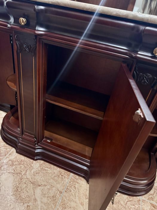 Móvel aparador em madeira maciça com espelho