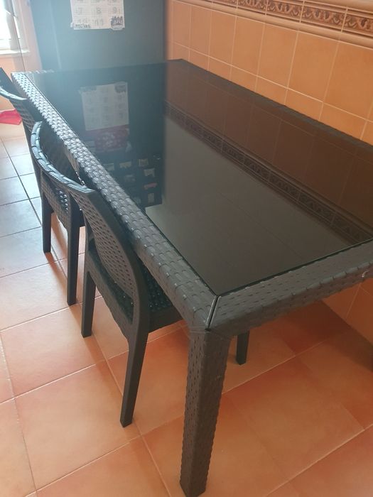 Mesa e 4 cadeiras. Tampo em vidro preto 177x93cm