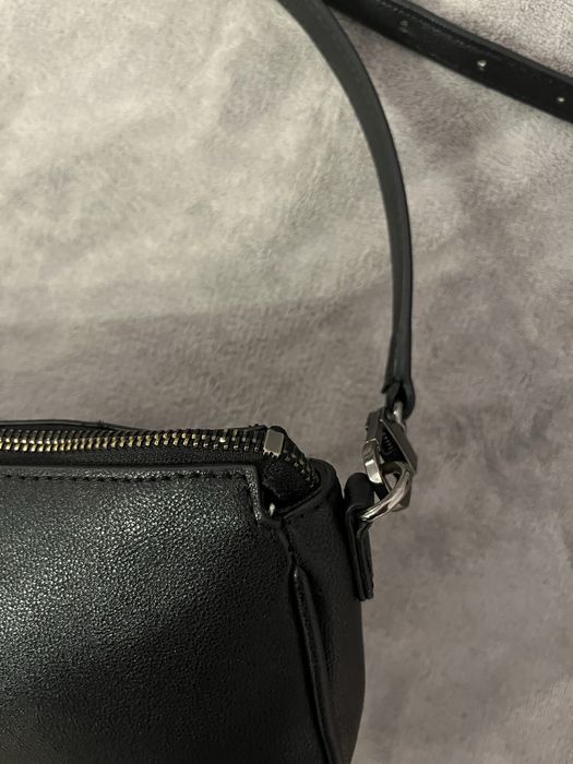 Czarna torebka guess dlugi pasek przez ramię mała zgrabna bardzo dobra